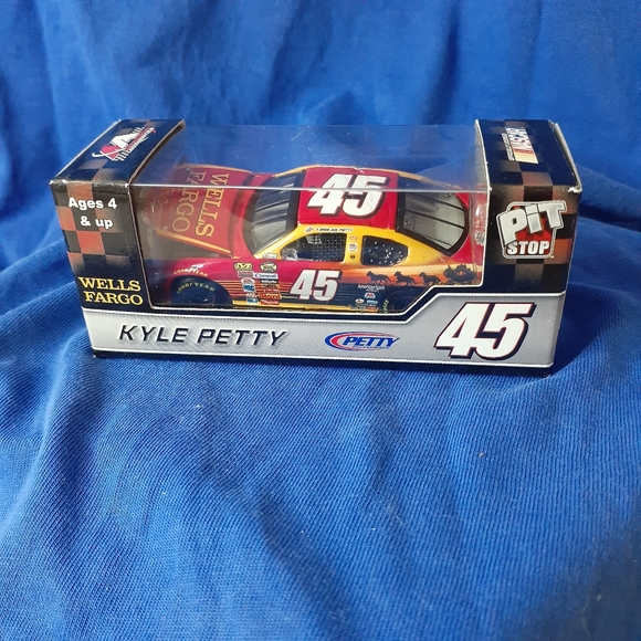 💯RARE Nascar 2007 #45 Wells Fargo Car Kyle Petty 1:64 Pit Stop $12.50 🇨🇦 Ship - Picture 5 of 16